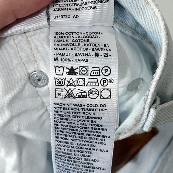 Levi’s Women’s Size 28 Red Tab 501 Skinny Straight Jeans Destructed Light Indigo - Picture 16 of 16